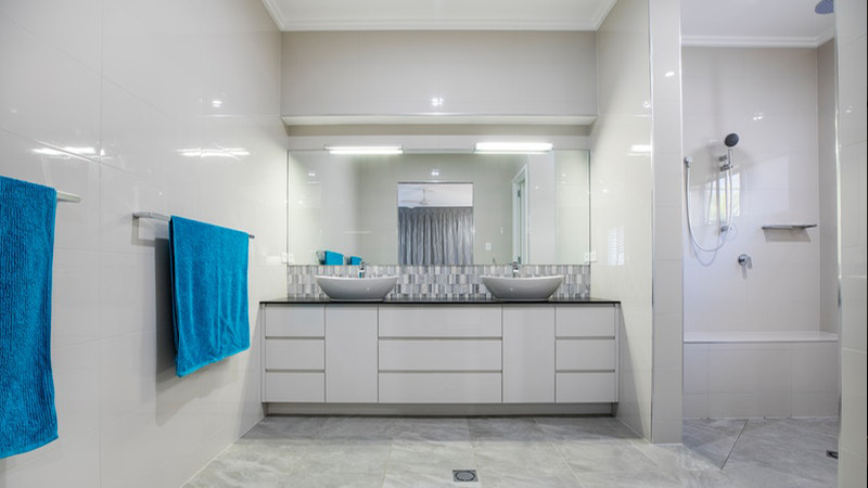 Fiyatlandırma white bathroom interior